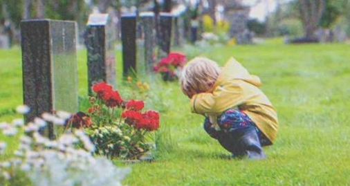 Tous les jours, un petit garçon échappe à son beau père pour se rendre sur la tombe de sa mère où il rencontre son sosie   Histoire du jour